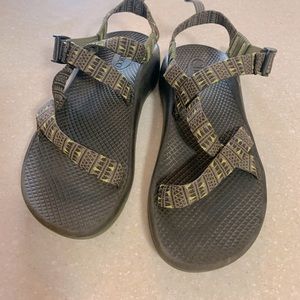 Youth Chaco sandal, green, size 6
